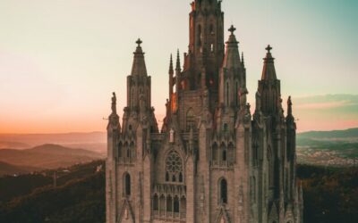 Why do tourists love Barcelona?
